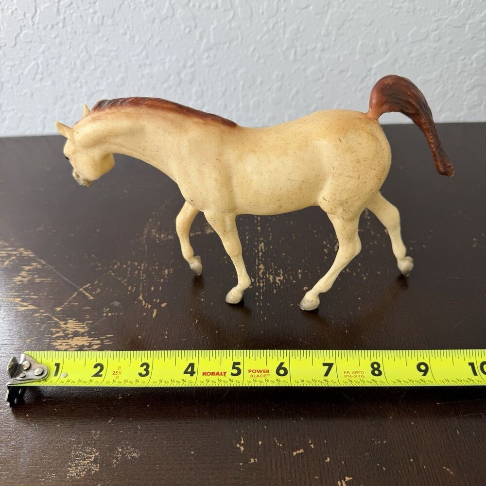 Breyer Classic Arabian Stallion Walking Light Cream Beige w Brown Mane & Tail - Picture 2 of 6